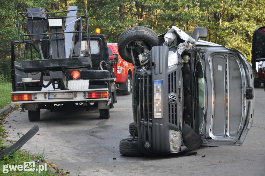 Przewrócony bus, ścięta latarnia