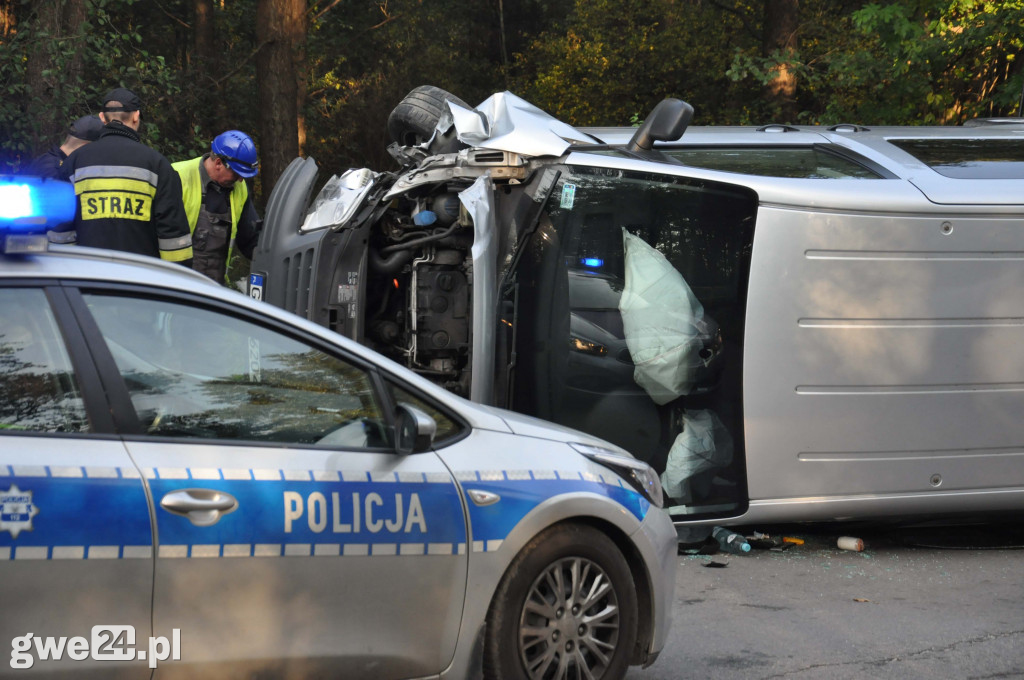 Przewrócony bus, ścięta latarnia