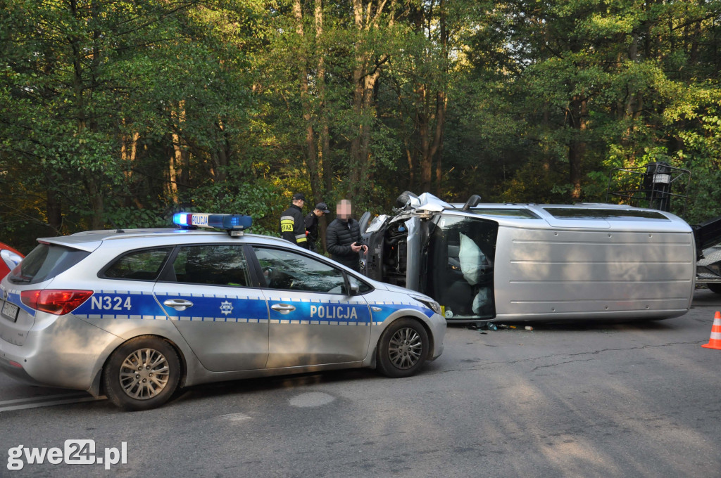 Przewrócony bus, ścięta latarnia