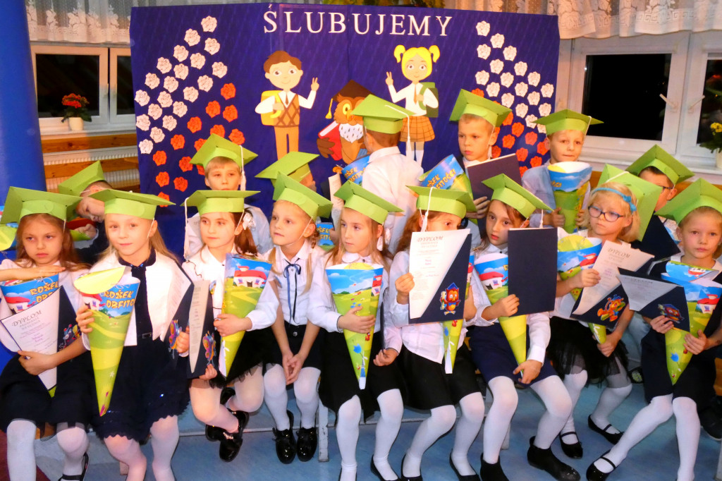Pasowanie klas pierwszych w Luzinie