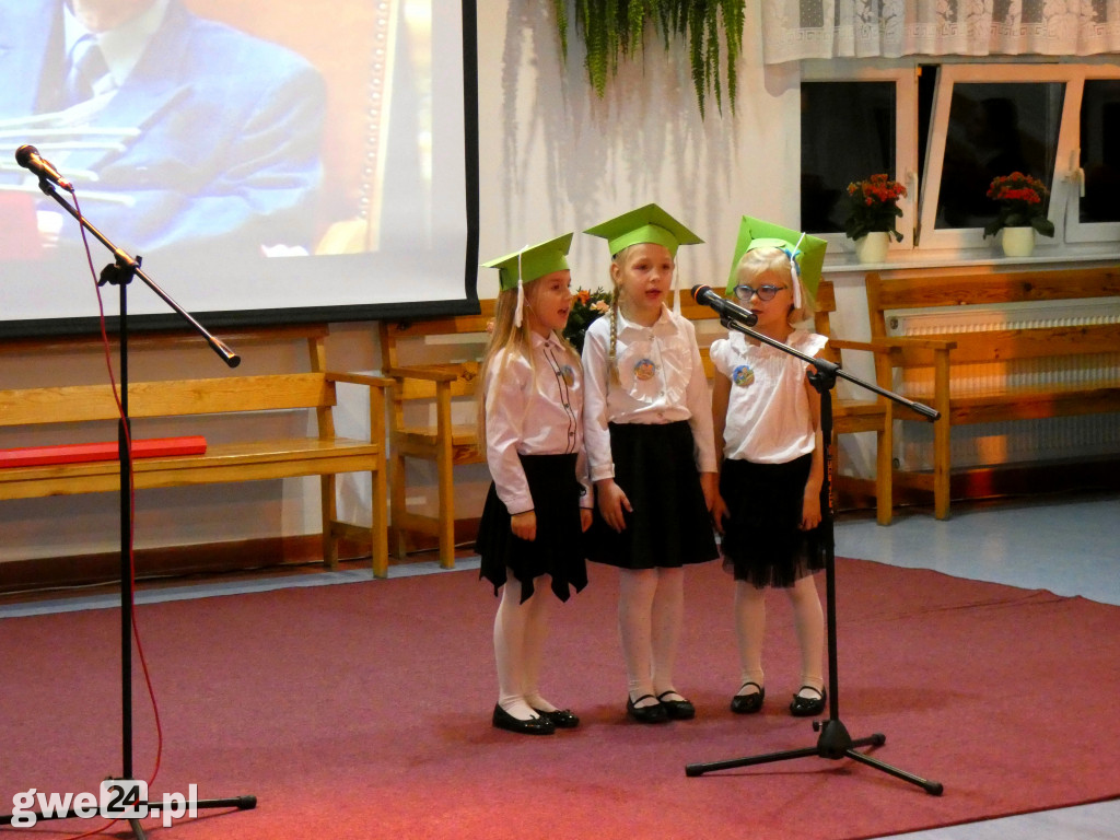 Pasowanie klas pierwszych w Luzinie