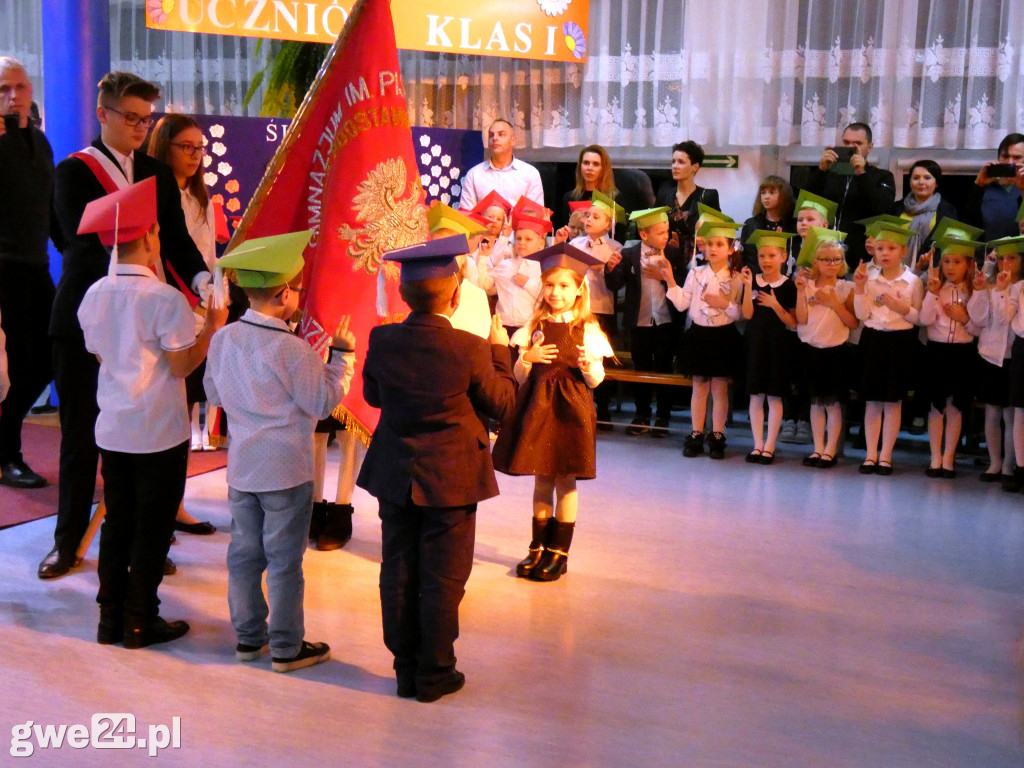 Pasowanie klas pierwszych w Luzinie