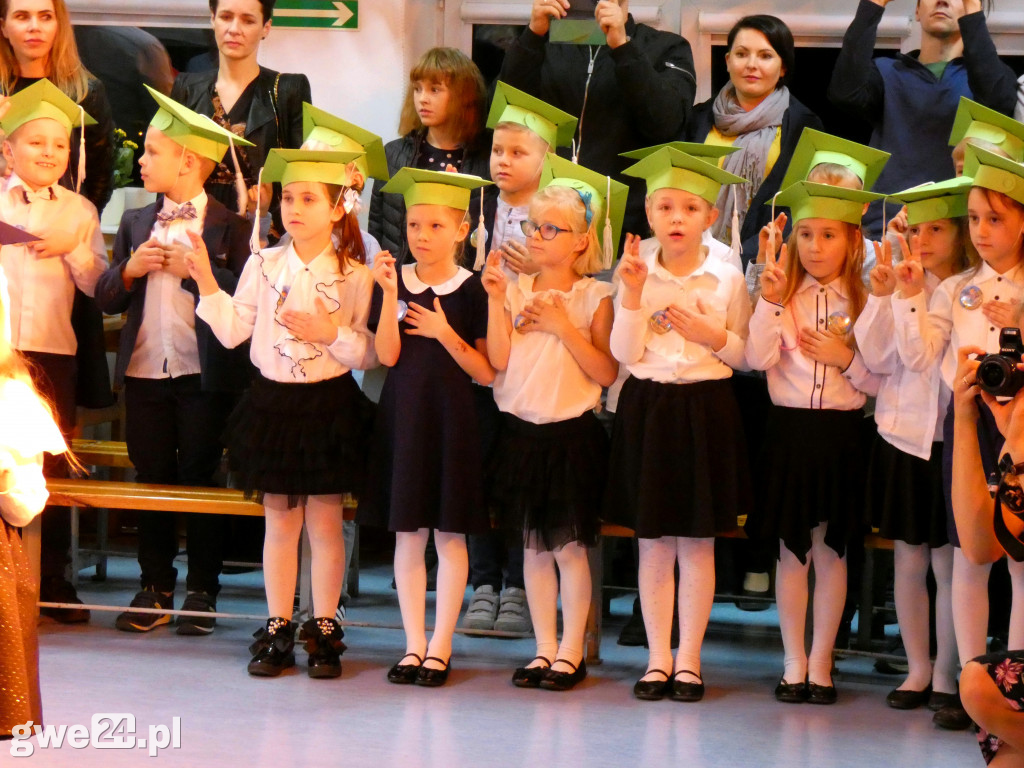 Pasowanie klas pierwszych w Luzinie