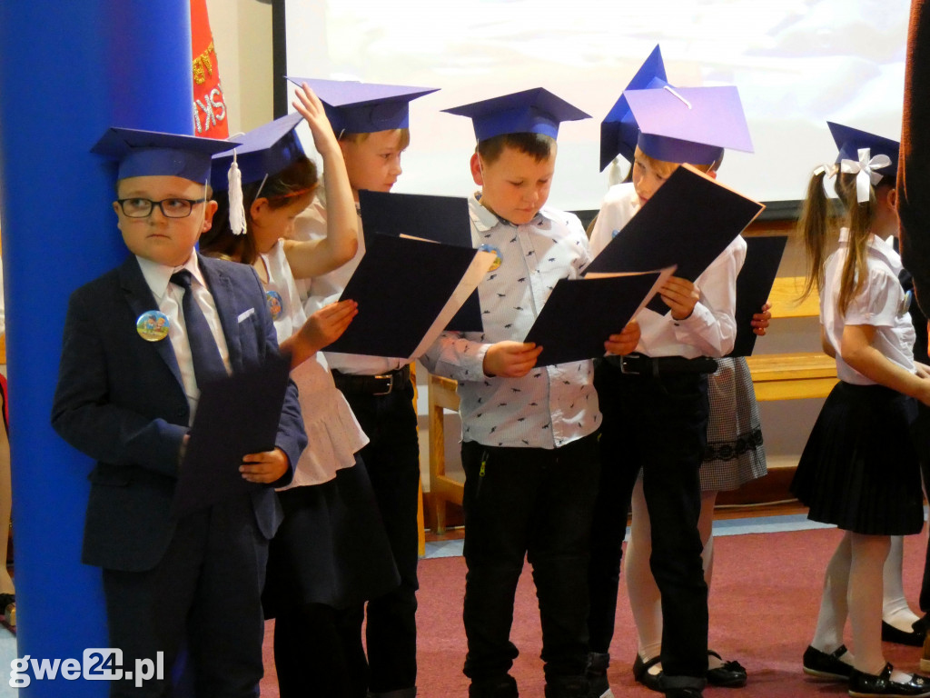 Pasowanie klas pierwszych w Luzinie