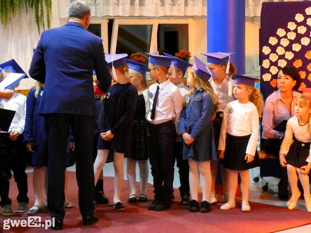 Pasowanie klas pierwszych w Luzinie