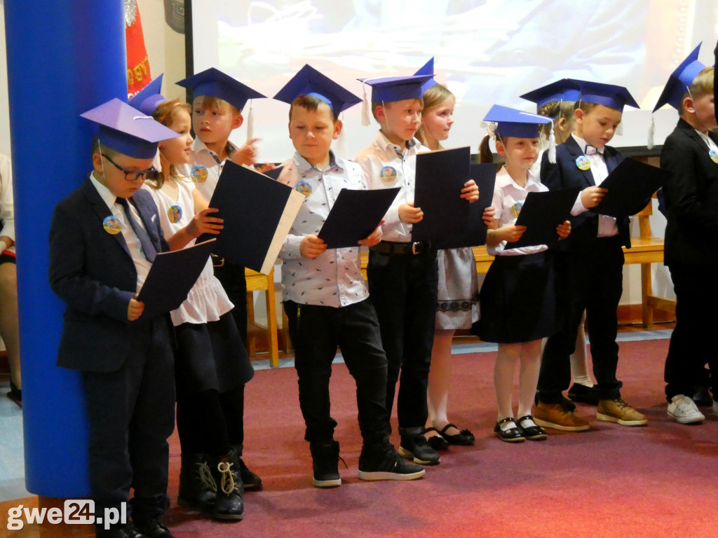 Pasowanie klas pierwszych w Luzinie