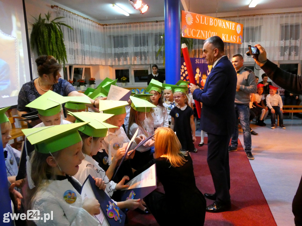 Pasowanie klas pierwszych w Luzinie