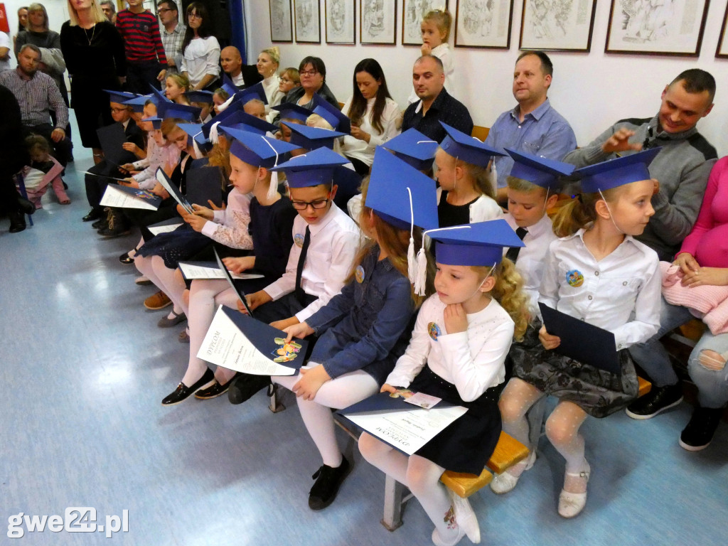 Pasowanie klas pierwszych w Luzinie