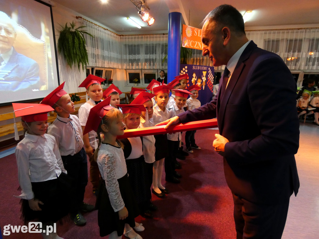 Pasowanie klas pierwszych w Luzinie