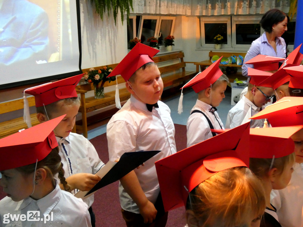 Pasowanie klas pierwszych w Luzinie