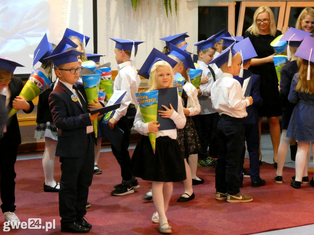 Pasowanie klas pierwszych w Luzinie