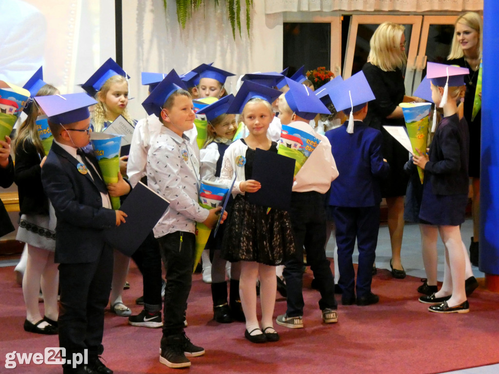 Pasowanie klas pierwszych w Luzinie