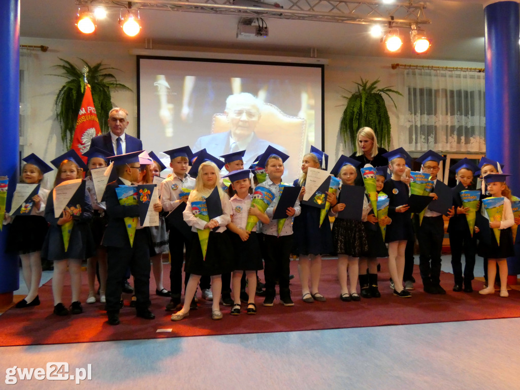 Pasowanie klas pierwszych w Luzinie
