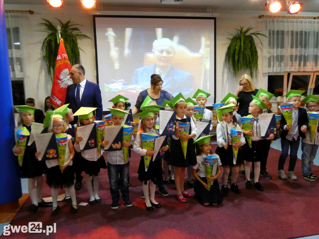 Pasowanie klas pierwszych w Luzinie