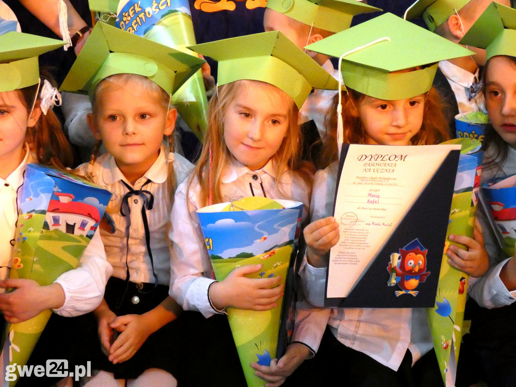 Pasowanie klas pierwszych w Luzinie