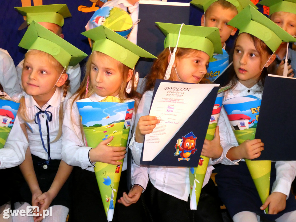 Pasowanie klas pierwszych w Luzinie