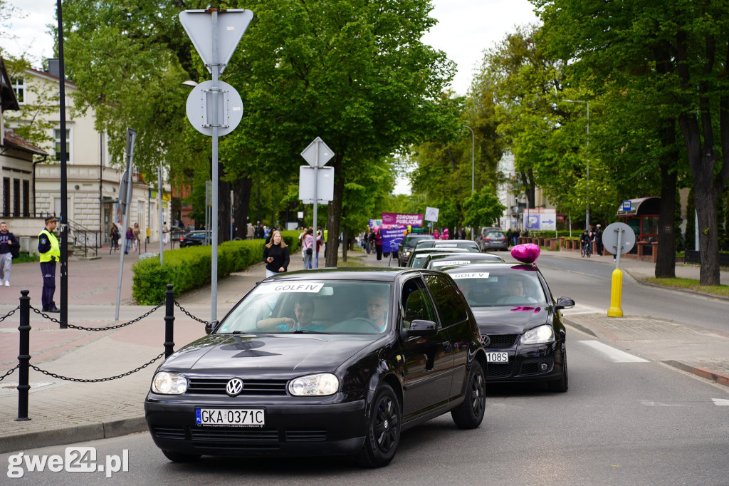Barwny korowód na uczczenie patrona szkoły