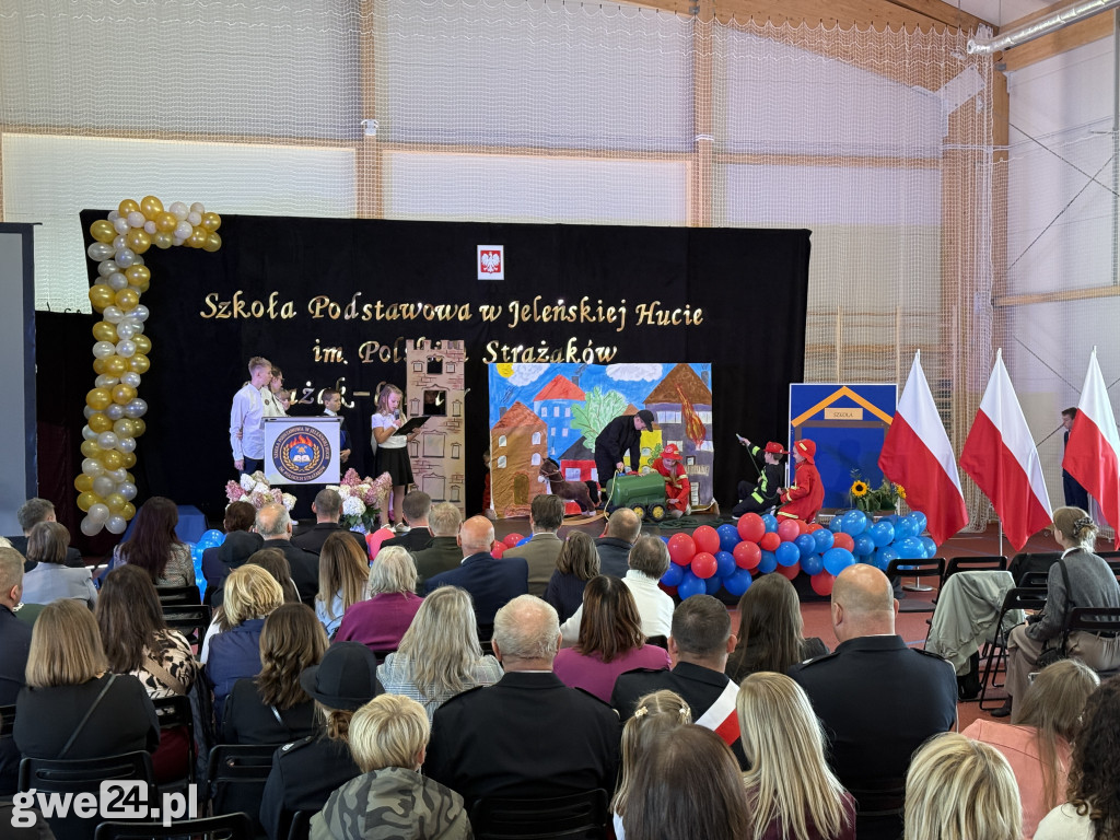 Nadanie imienia i sztandaru Szkole Podstawowej w Jeleńskiej Hucie