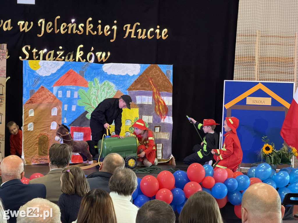 Nadanie imienia i sztandaru Szkole Podstawowej w Jeleńskiej Hucie