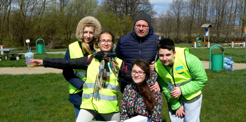 Pozbierali śmieci z rzeki Redy