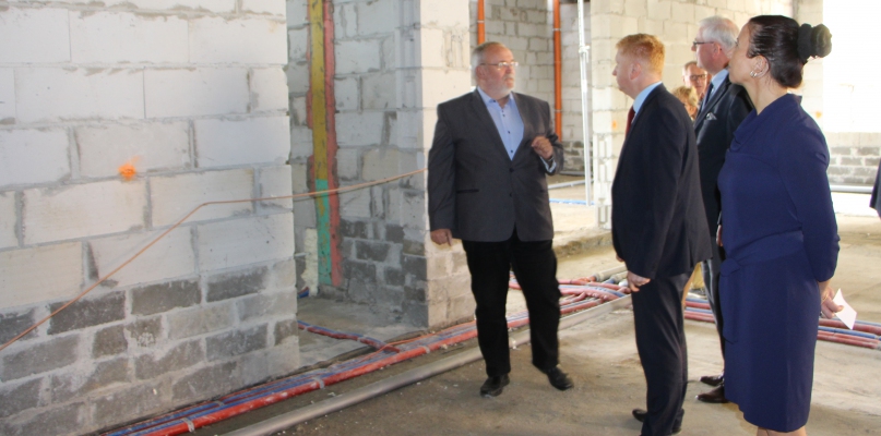 Nowe skrzydło Hipolita. Na budynku zawisła wiecha