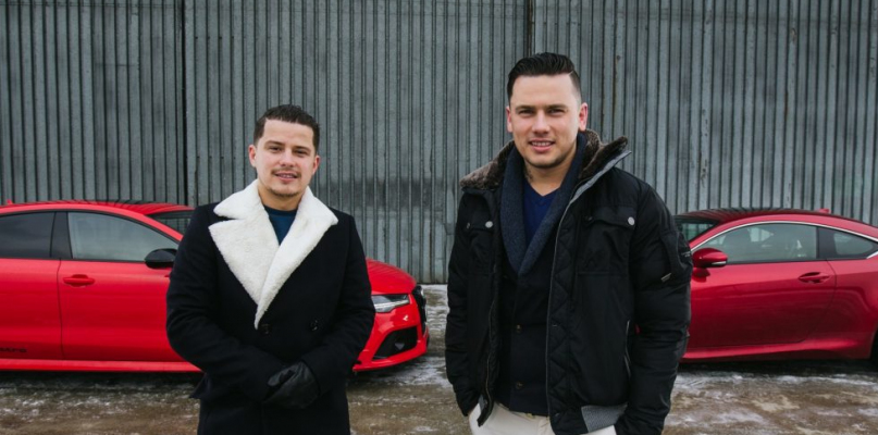 Motoryzacyjne cuda w Rumi. Bracia Collins inwestują w mieście