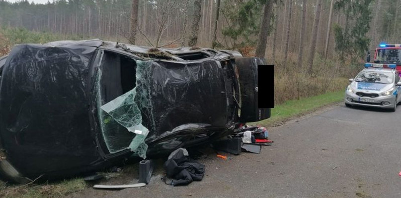 Wypadek w Wielkiej Piaśnicy, kierowca uderzył w drzewo