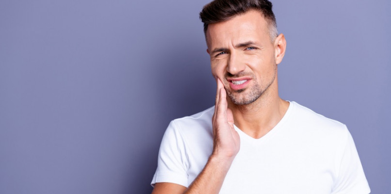 Jak wybrać preparat leczący zapalenie dziąseł?