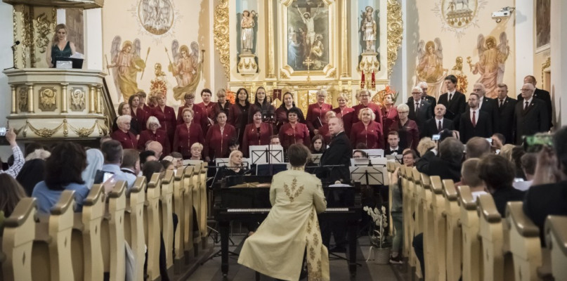 Chór świętej Cecylii z Rumi wraz z dyrygentem świętował