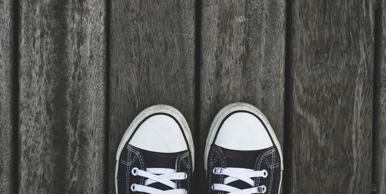 Trampki damskie – jakie wybrać do sukienki? 