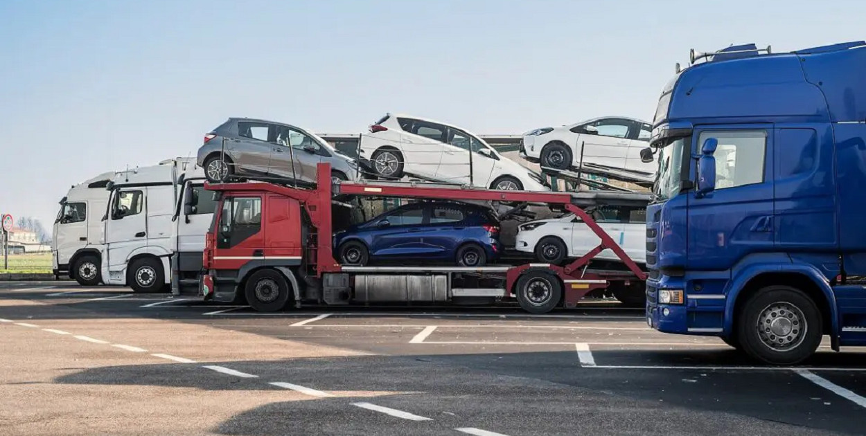 Transport drogich samochodów – czym różni się ich przewóz?