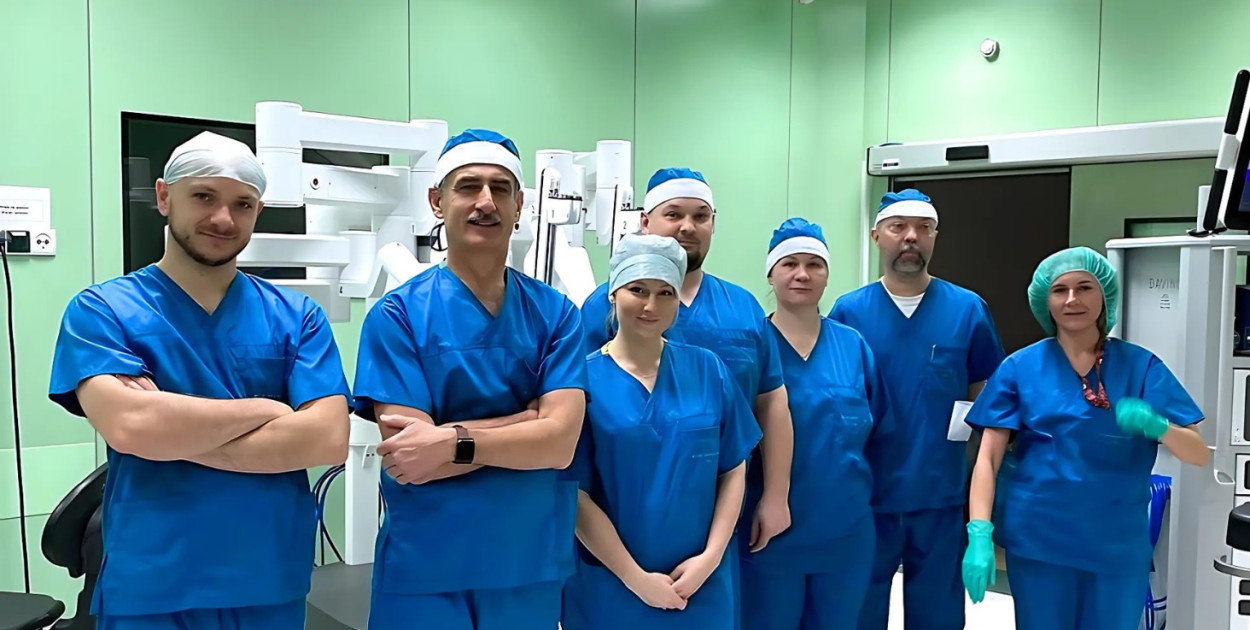 Na zdjęciu zespół operacyjny (od lewej): Krzysztof Misky (lekarz urolog), Marek Lubocki (lekarz urolog), Anna Piątkowska (lekarz stażysta), Marcin Romanowski (pielęgniarz operacyjny), Izabela Trantau (pielęgniarka specjalistka operacyjna), Tomasz Morawiński (lekarz anestezjolog), Katarzyna Karkosińska (pielęgniarka anestezjologiczna).