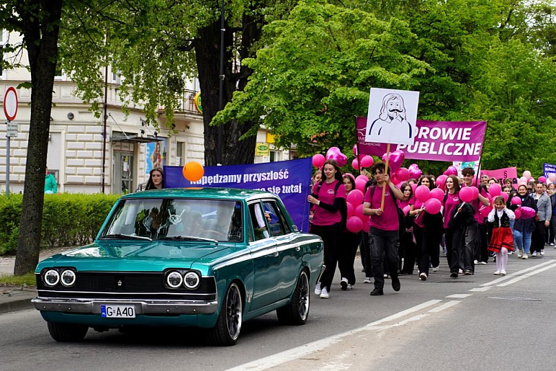 Barwny korowód na uczczenie patrona szkoły
