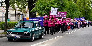 Barwny korowód na uczczenie patrona szkoły-44088