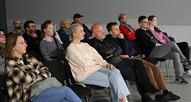 Debata międzypokoleniowa w Redzie i akcja „Kwiatki z rabatki”-44202