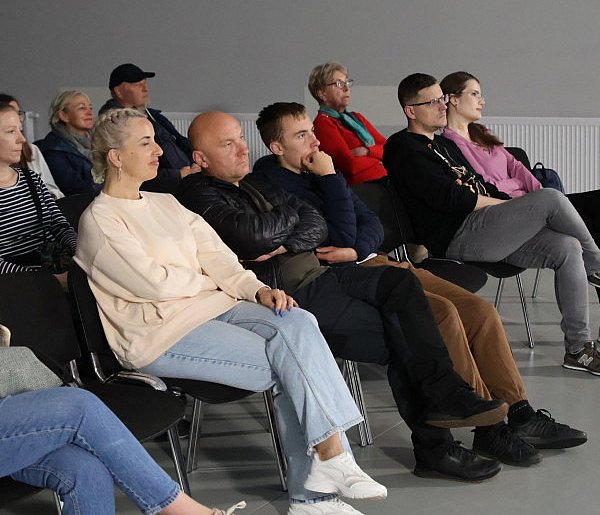 Debata międzypokoleniowa w Redzie i akcja „Kwiatki z rabatki”-44202