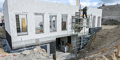 Nowy budynek MOPS-u zyskał ściany-44339