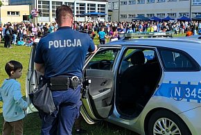 Policjanci uczyli podczas festynu dla dzieci-44381