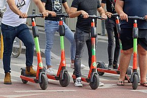 Jak bezpiecznie przemieszczać się hulajnogą elektryczną? Policjanci przypominają-44438