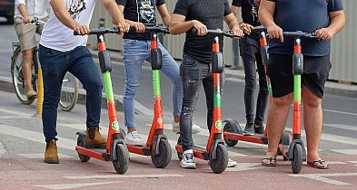 Jak bezpiecznie przemieszczać się hulajnogą elektryczną? Policjanci przypominają-44438