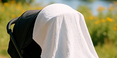 Robiąc daszek z pieluszki na wózku, narażasz dziecko na-44676