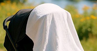 Robiąc daszek z pieluszki na wózku, narażasz dziecko na udar cieplny-44676