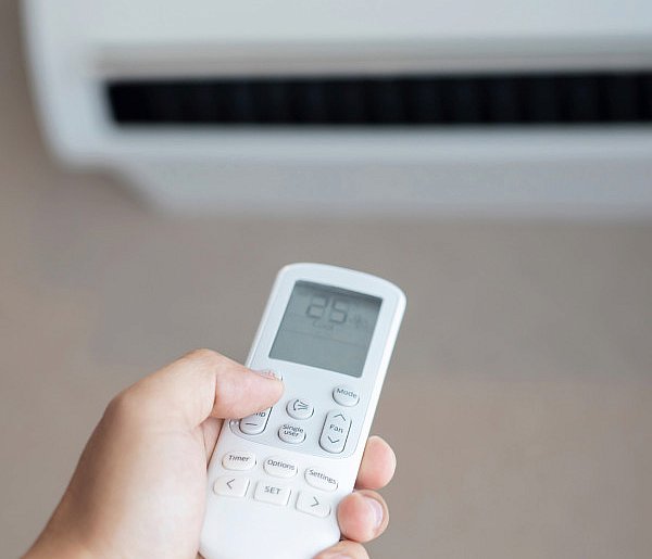 Chłodzisz się klimatyzacją? Oto, co najczęściej robią źle Polacy-44689