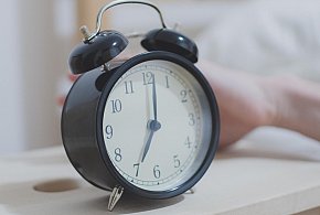 Kiedy cofamy zegarki? Tym razem zimowy czas przyjdzie prędzej-45516