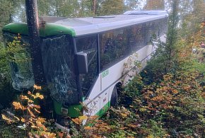 Autobus PKS  linii Wejherowo Puck zderzył się z ciężarówką. Zamknięto drogę-46071