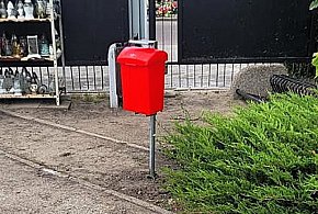Widzisz taki pojemnik na cmentarzu. Oto, do czego służy-46237