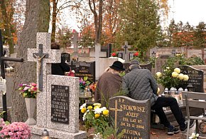 Savoir-vivre na 1 listopada. Jak się zachować podczas wizyty na cmentarzu?-46439