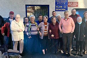 Seniorzy przekazali własnoręcznie uszyte legowiska-46412