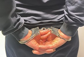 Atak na dworcu PKP: wandal zniszczył zabytkowe drzwi i uderzył ochroniarza-46911