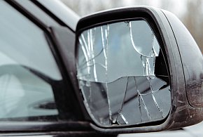 W przypływie furii zniszczył sześć aut - jedno dźgnął nożem w silnik-46944